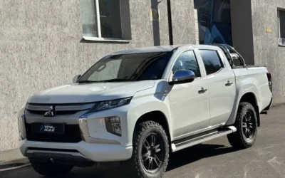 Mitsubishi L200 — установили мультимедиа и камеру, компонентную акустику JBL, в задние — коаксиальные динамики JBL