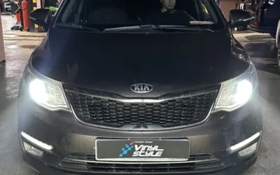 На Kia Rio заменили штатные галогеновые линзы на светодиодные билед модули Aozoom А6+